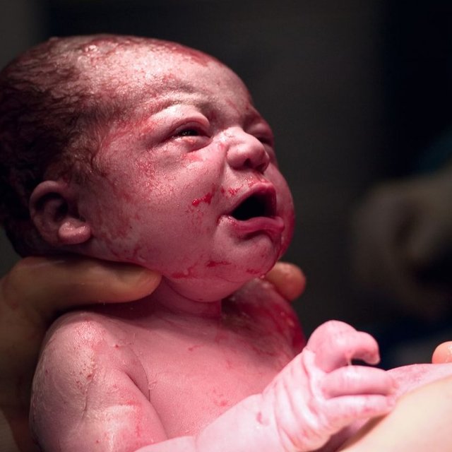 Videó: a kocsiban született meg a baba