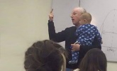 Tanítványa babájával a karjában oktat a professzor Tanítványa babájával a karjában oktat a professzor