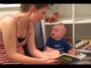 Napi cukiság: így reagált a baba, amikor vége lett a mesének Napi cukiság: így reagált a baba, amikor vége lett a mesének