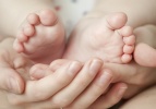 Videó: a baba segít elvágni a köldökzsinórt Videó: a baba segít elvágni a köldökzsinórt