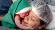 Amikor az újszülött baba először találkozik édesanyjával Amikor az újszülött baba először találkozik édesanyjával