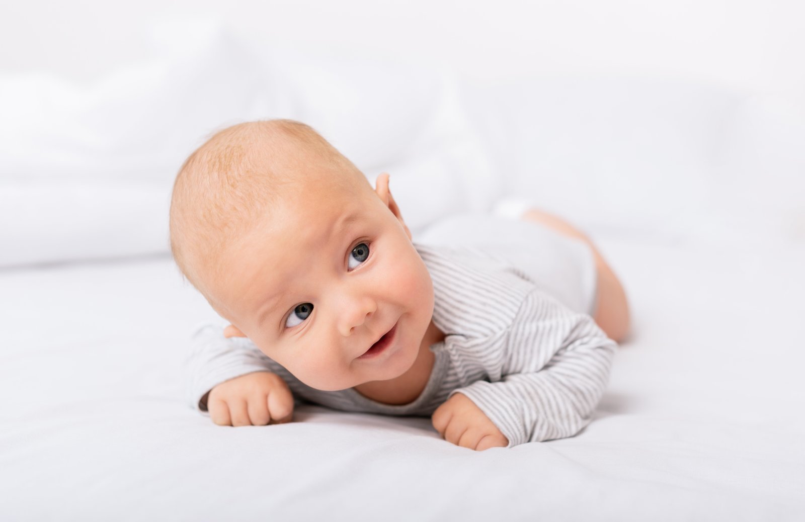 6 hónaposan nem fordul egyik oldaláról a másikra a baba