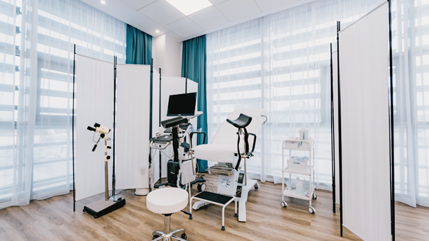 A képen fedett pályás, fal, belsőépítészet, ablak látható
Előfordulhat, hogy az AI által létrehozott tartalom helytelen.